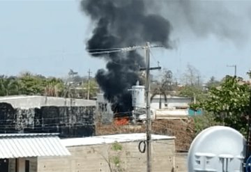 Incendio causa fuerte contaminación en Balancán