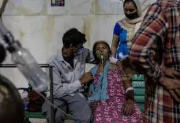 India enfrenta escasez de vacunas con récord de muertes por COVID-19