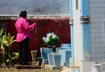 Tabasqueños acuden a los diferentes panteones a visitar a sus madres