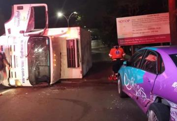 Impactante volcadura sobre Av. Adolfo Ruiz Cortines