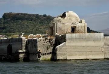Iglesia resurge en presa de Guanajuato tras descenso del nivel por sequía