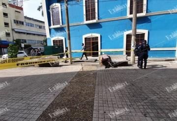 Hallan a un hombre muerto en una banca de la avenida Madero