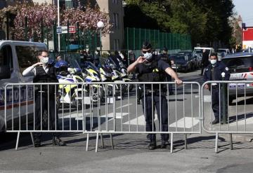 Sujeto apuñala a mujer policía en Francia; tras operativo muere