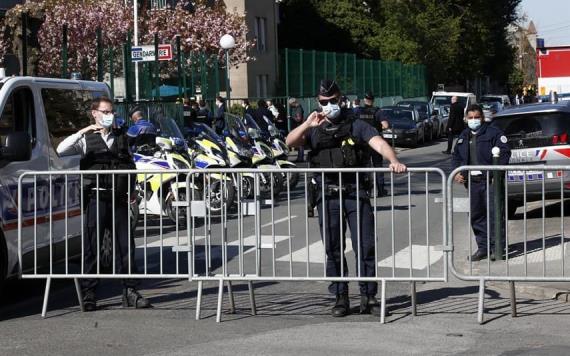 Sujeto apuñala a mujer policía en Francia; tras operativo muere