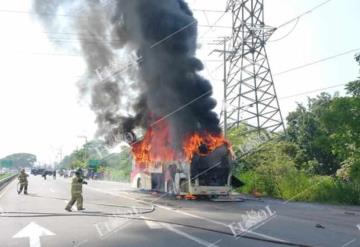 Autobús se quema sobre el kilómetro 147 carretera Cárdenas-Villahermosa