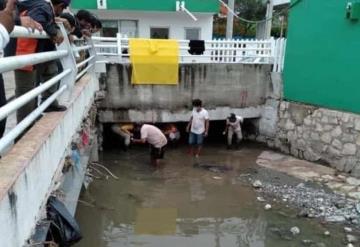 Buscan a dos personas son arrastradas por corriente de lluvias en Chiapas