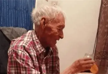 Familia adopta a abuelito de 108 años; vivía en condición de calle