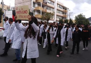 Personal médico marcha en Pachuca para exigir justicia por muerte de doctora Betty