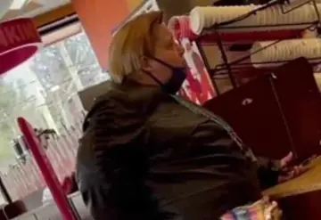 Mujer reclama en una panadería porque una docena de donas no tiene 50 piezas