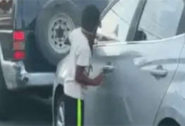 VIDEO: Un niño regaló su juguete a otro que limpiaba parabrisas