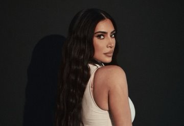 Kim Kardashian presume su abdomen y su cinturita