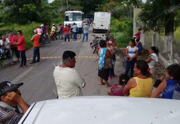 Habitantes de Aztlán bloquean camino vecinal que conecta al Pozo Dzimpona