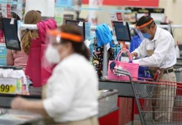 Supermercados cancelan convenios para emplear a adultos mayores como empacadores