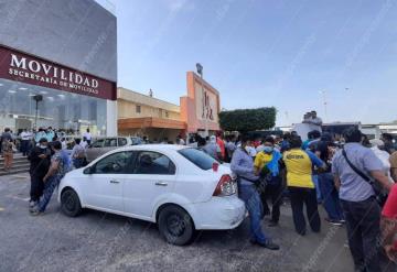 Se manifiestan en la Semovi; están inconformes con unas unidades de pochimoviles