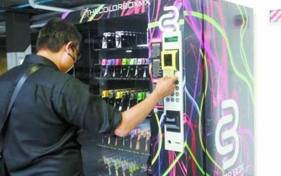 A pesar de que está prohibida su distribución, hacen expendedoras de Vapeadores 