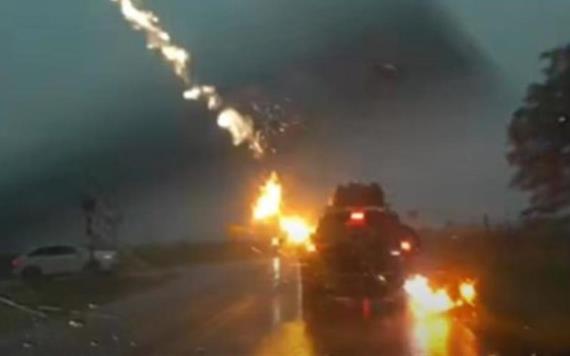 VIDEO: Rayo cae sobre camioneta donde viajaba una familia