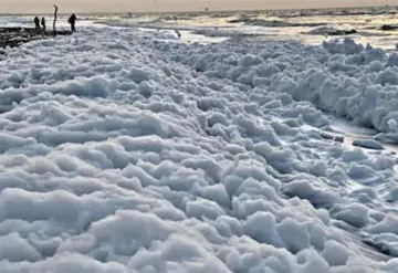 Misteriosa espuma marina hace cerrar playas de Coatzacoalcos 