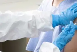 Aún con vacuna antiCovid, es clave seguir aplicando medidas de prevención al viajar