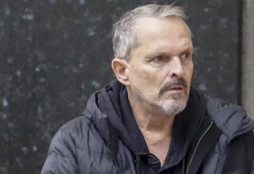 VIDEO: Miguel Bosé actúa "desorientado" durante evento público