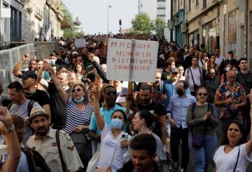 Protestan en Francia contra pases COVID y vacuna obligatoria