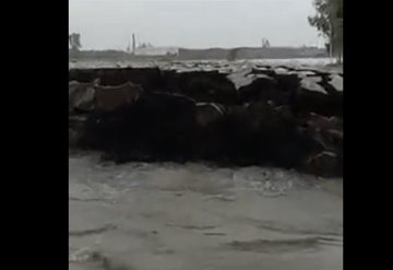 VIDEO: Captan momento en que un enorme pedazo de tierra se levanta sin causa aparente 