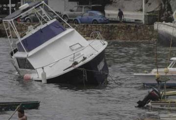 Captan yate turístico hundiéndose en Acapulco