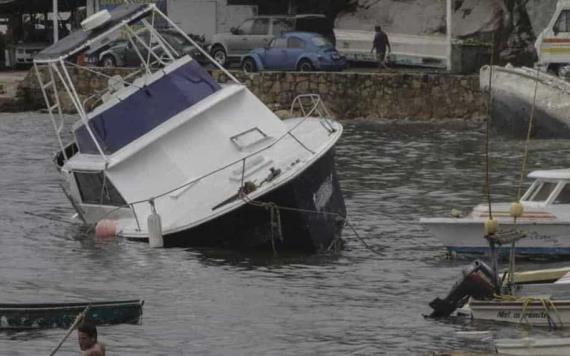 Captan yate turístico hundiéndose en Acapulco