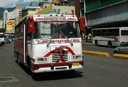 Mujer salta de autobús y es atropellada