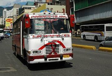 Mujer salta de autobús y es atropellada