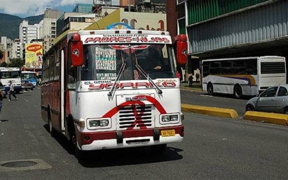 Mujer salta de autobús y es atropellada