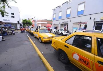 Pandemia afecta sus ingresos: Taxistas