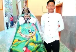 Emmanuel Jiménez da como ofrenda a la Virgen de la Asunción un vestido pintado a mano