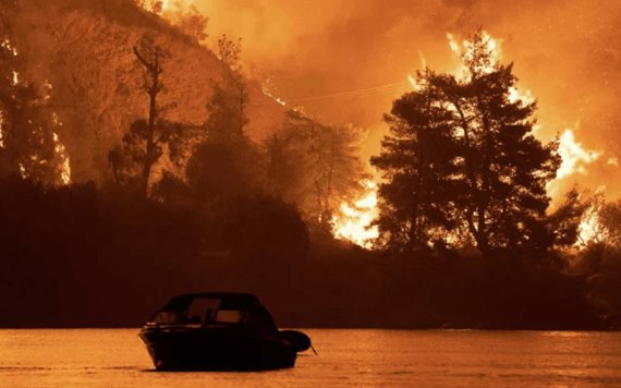 En la isla griega de Eubea siguen los incendios