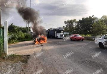 Auto compacto se quema sobre el libramiento de Casa Blanca