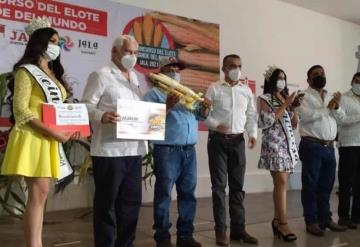 Agricultor en Nayarit gana concurso por el elote más grande del mundo