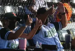 Fanáticos apoyan a los Olmecas en el inicio de las semifinales de la Zona Sur a pesar del intenso calor