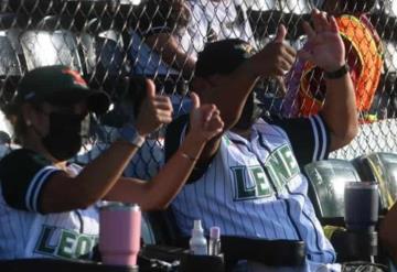 Fanáticos apoyan a los Olmecas en el inicio de las semifinales de la Zona Sur a pesar del intenso calor