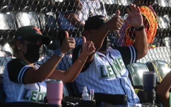 Fanáticos apoyan a los Olmecas en el inicio de las semifinales de la Zona Sur a pesar del intenso calor