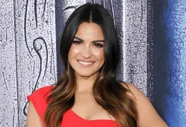 Maite Perroni deslumbró posando en un hermoso vestido color blanco