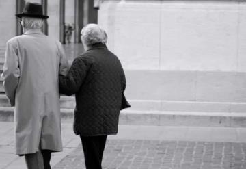 Todas las semanas un abuelito le pide matrimonio a su esposa con Alzheimer