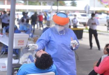 Hacen 700 pruebas COVID al día