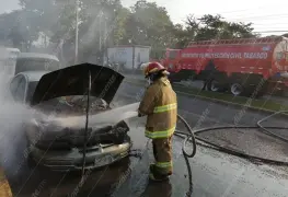 Se quema auto compacto en el periférico de Villahermosa