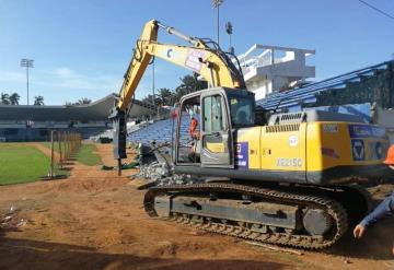 Maquinaria pesada está derrumbando las gradas del Parque Centenario del 27 de Febrero