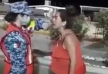 Una mujer insulta y abofetea a una militar