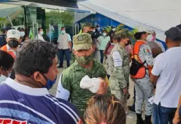 Autoridades realizan barreras de contención en sede de vacunación a rezagados; ciudadanos insisten en entrar