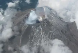 Volcán Popocatépetl registra explosión moderada con expulsión de fragmentos incandescentes