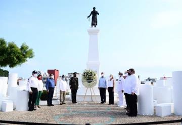 Realizan guardia de honor en el monumento a Miguel Hidalgo y José María Morelos