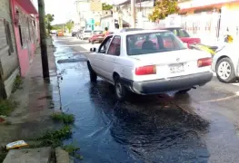 Fétidas aguas negras inundan calles de Jonuta
