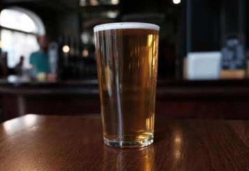 Compra cerveza y deja propina de 60 mil pesos para que no cierren local