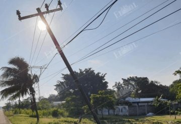 ¡Más de un mes que se esta cayendo el poste de luz y CFE ni sus luces!